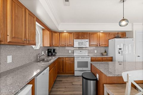 Single Family Residence in Holden Beach NC 533 Ocean Boulevard 15.jpg