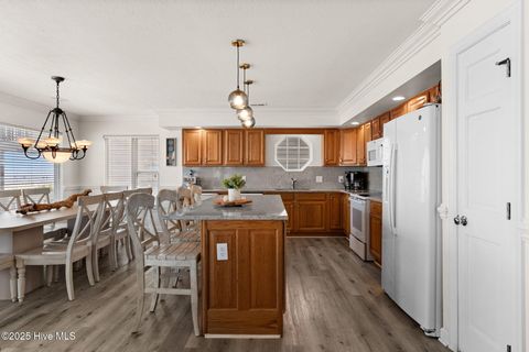 Single Family Residence in Holden Beach NC 533 Ocean Boulevard 14.jpg