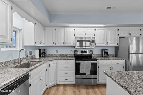 Single Family Residence in Holden Beach NC 557 Ocean Boulevard 10.jpg
