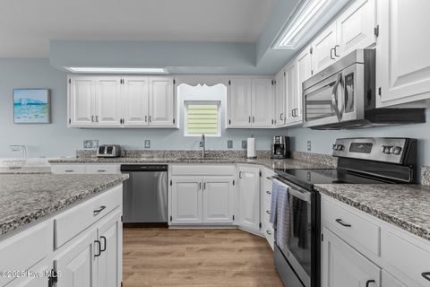 Single Family Residence in Holden Beach NC 557 Ocean Boulevard 9.jpg