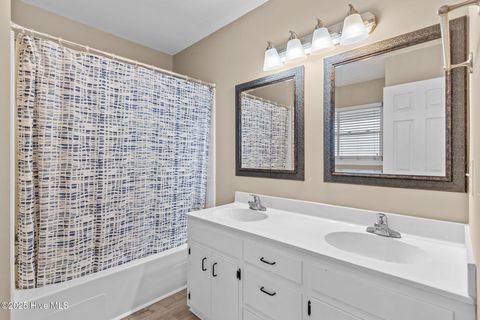 Single Family Residence in Holden Beach NC 557 Ocean Boulevard 22.jpg