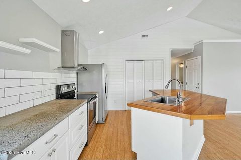 Single Family Residence in Carolina Beach NC 112 Palm Breeze Drive 10.jpg