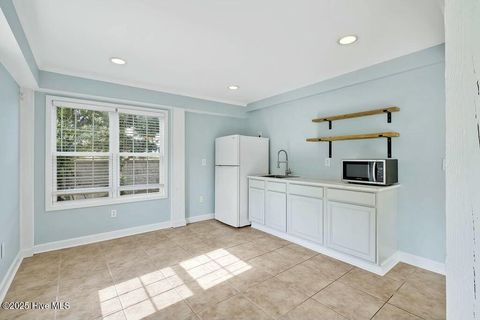 Single Family Residence in Carolina Beach NC 112 Palm Breeze Drive 23.jpg