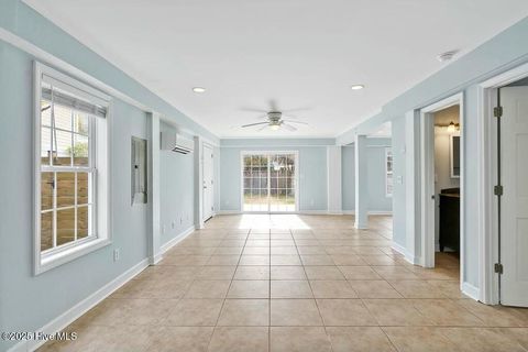 Single Family Residence in Carolina Beach NC 112 Palm Breeze Drive 25.jpg