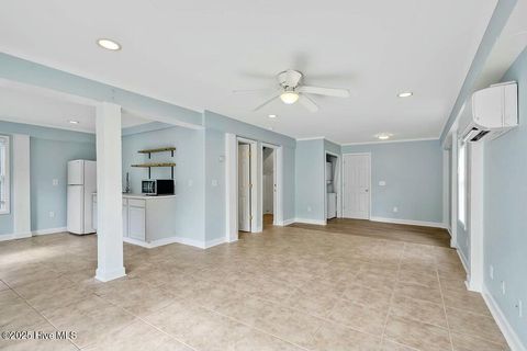 Single Family Residence in Carolina Beach NC 112 Palm Breeze Drive 22.jpg