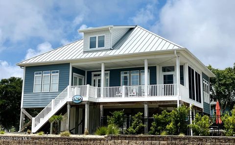 Single Family Residence in Oak Island NC 2542 Marsh Hen Drive.jpg