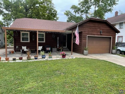 Single Family Residence in Emporia KS 1412 State St.jpg