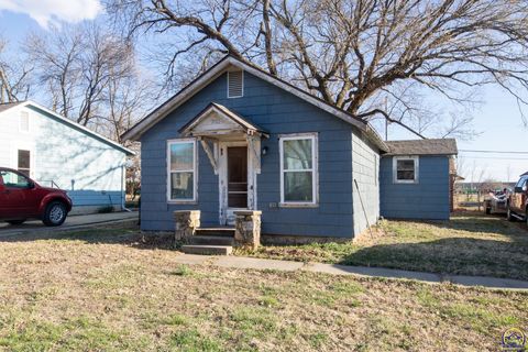 Single Family Residence in Emporia KS 2011 7th Ave.jpg