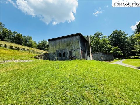 Single Family Residence in Lansing NC 201 Colt Creek Rd.jpg