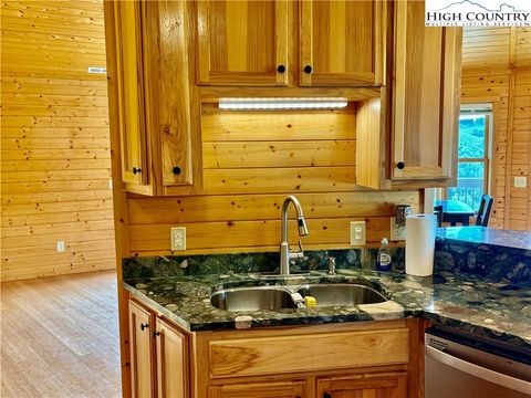 Single Family Residence in Sparta NC 236 Toms Knob Road 17.jpg