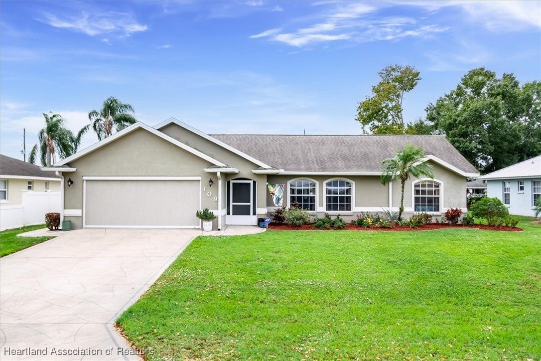 109 Lakefront Ct, Lake Placid, FL 33852