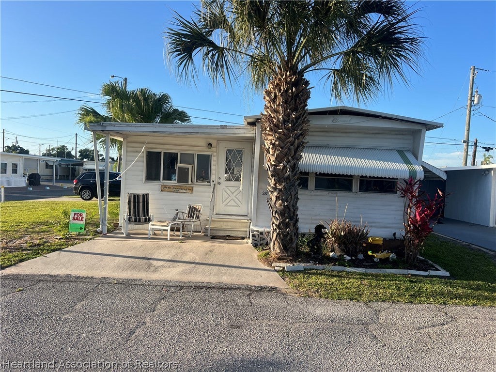 292 Floramana Ln, Palmetto, FL 34221