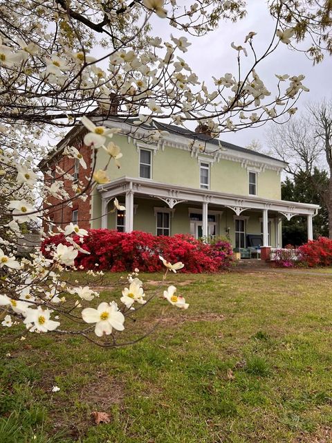 Single Family Residence in Ninety Six SC 118 118 West Main St Ninety Six.jpg