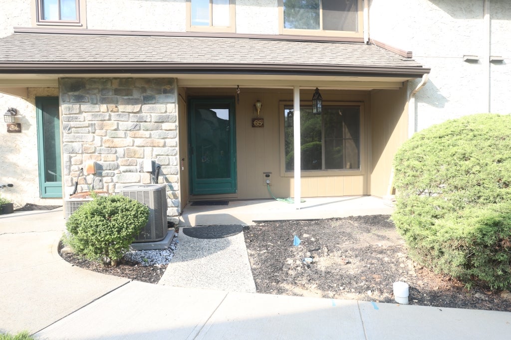 65 Hampshire Dr, Plainsboro, NJ 08536 photo
