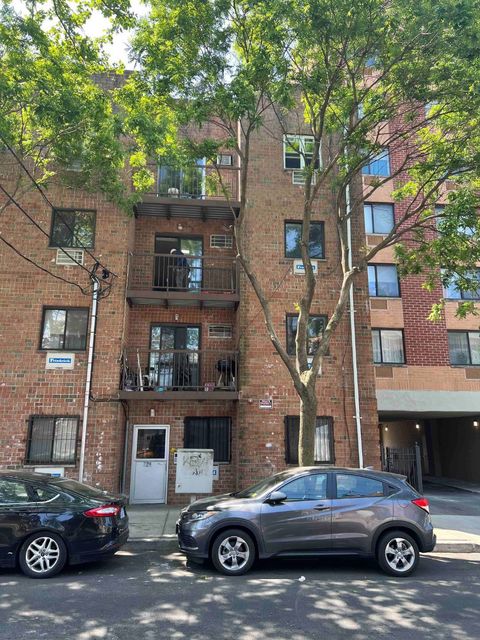 Condominium in Bronx NY 724 east 221 Street.jpg