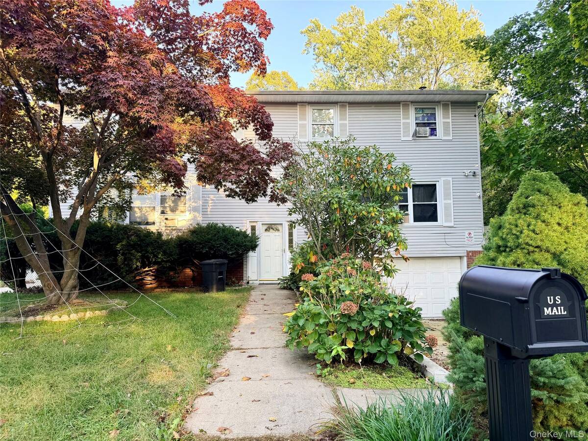 41 Evergreen Dr, Selden, NY 11784