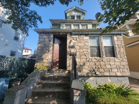 Single Family Residence in Saint Albans NY 18724 Tioga Dr.jpg