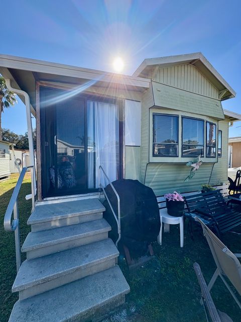 Manufactured Home in Zephyrhills FL 34533 Leisure Days Dr.jpg