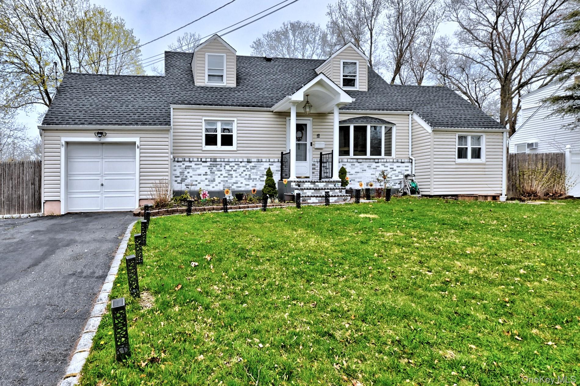12 Bruce Ln, Kings Park, NY 11754