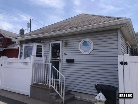 Single Family Residence in Brooklyn NY 103 Abbey Ct.jpg