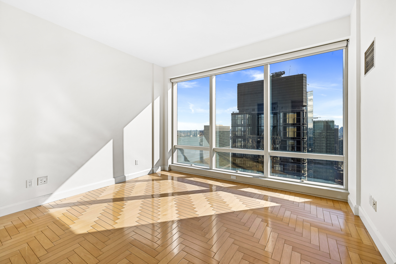 Condominium in New York NY 845 United Nations Plaza #52C 6.jpg