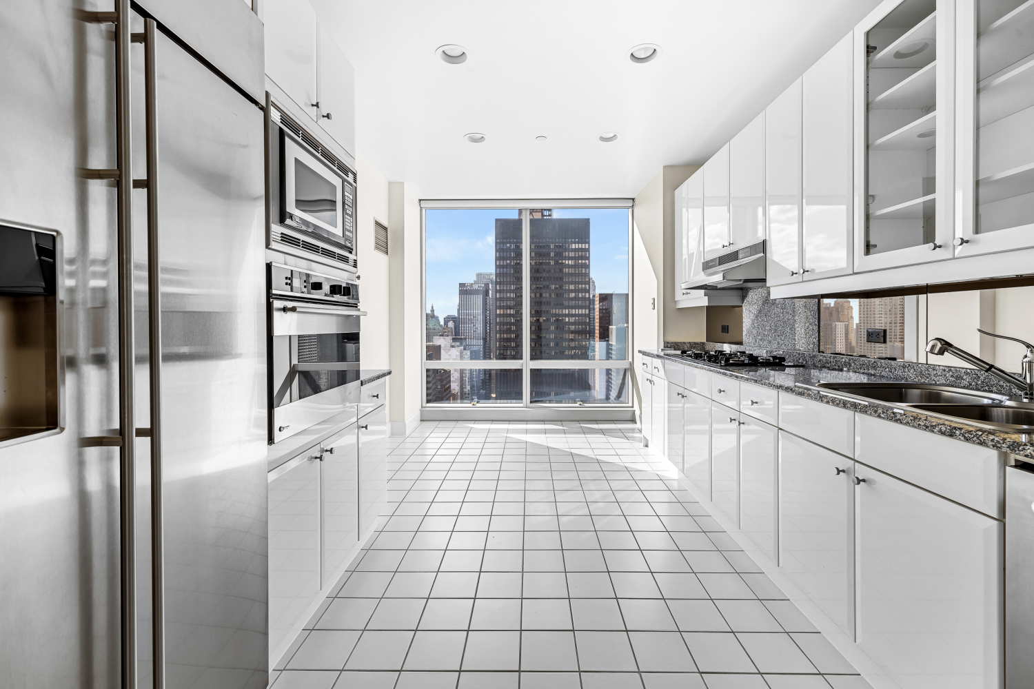 Condominium in New York NY 845 United Nations Plaza #52C 4.jpg