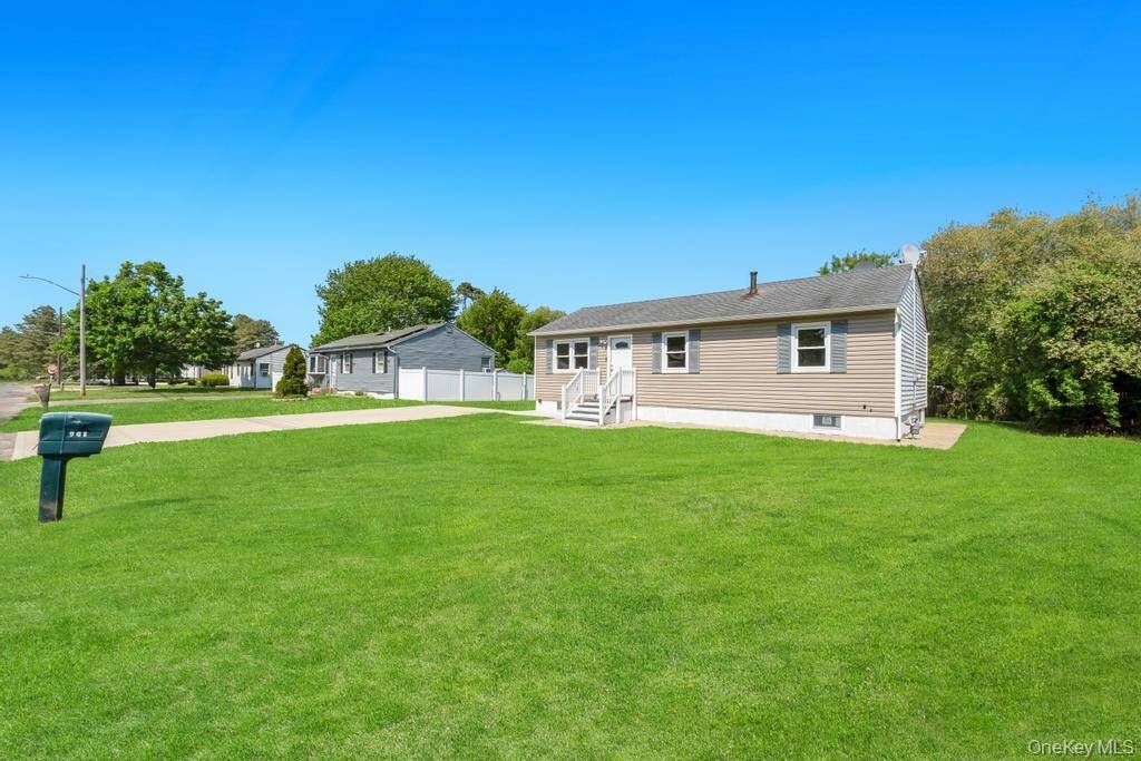 941 Provost Ave, Bellport, NY 11713 photo