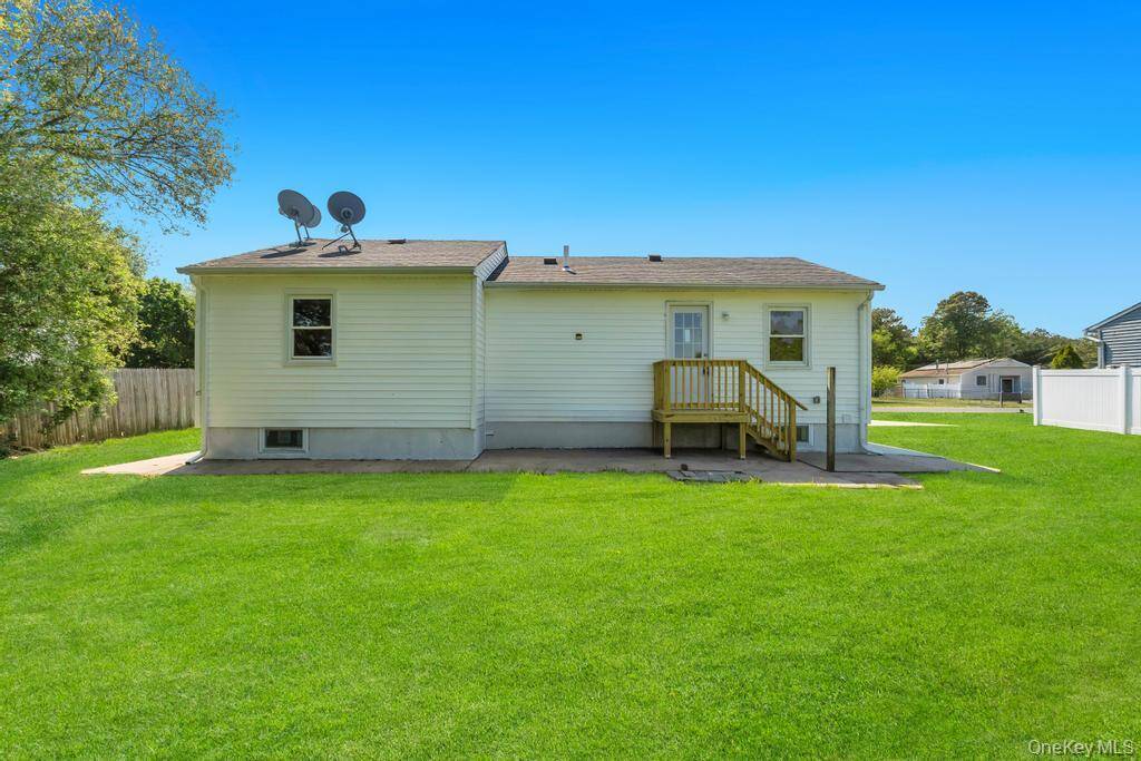 941 Provost Ave, Bellport, NY 11713 photo