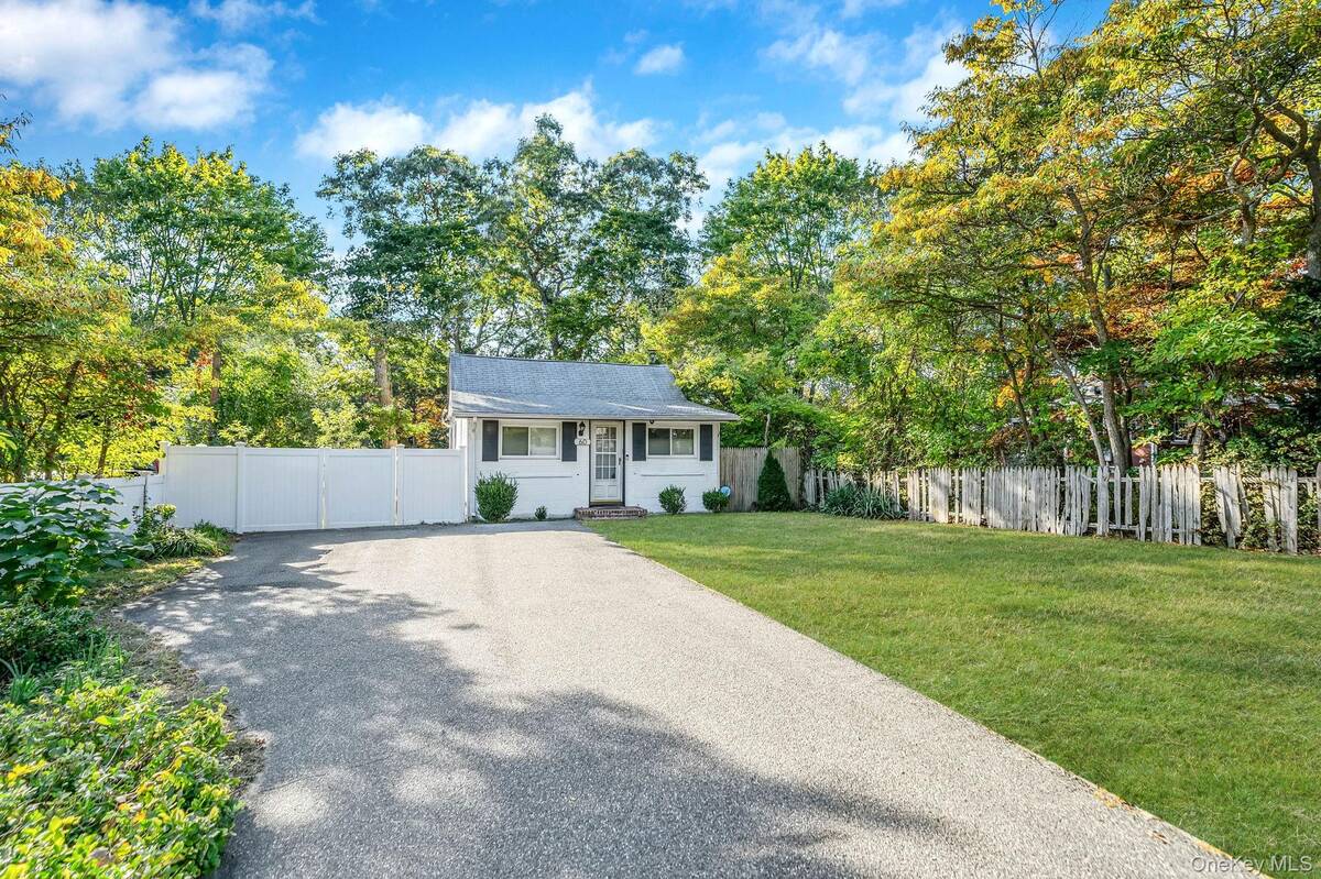 60 Evergreen Dr, Selden, NY 11784