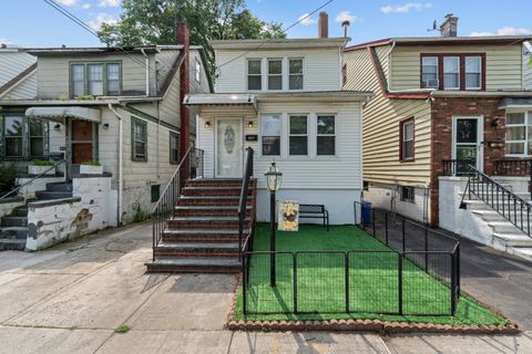 Single Family Residence in Bronx NY 1317 Hollywood Ave.jpg