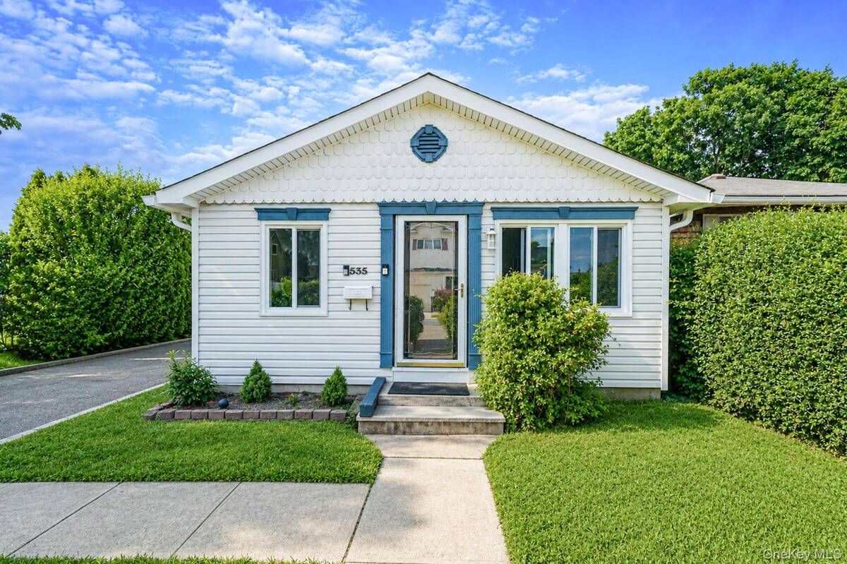 535 Outlook Ave, West Babylon, NY 11704