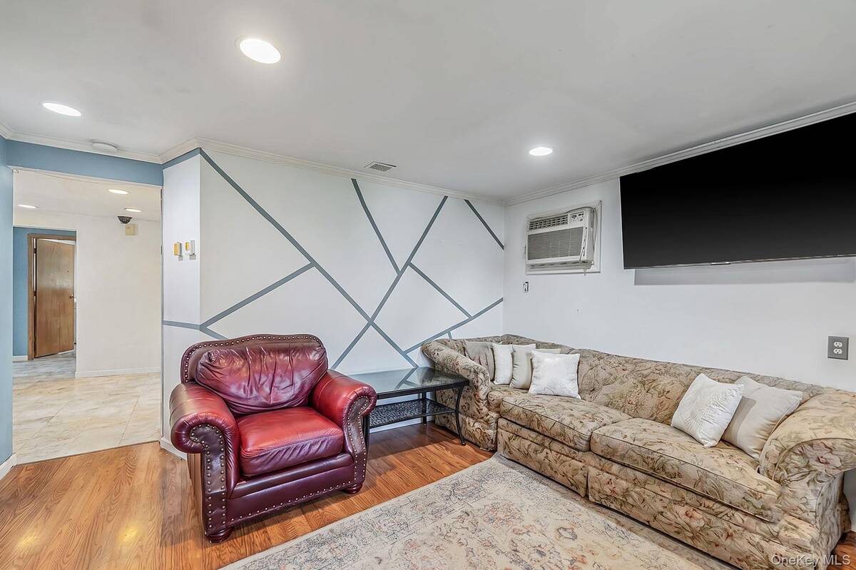 535 Outlook Ave, West Babylon, NY 11704 photo