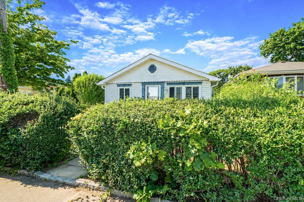 535 Outlook Ave, West Babylon, NY 11704 photo