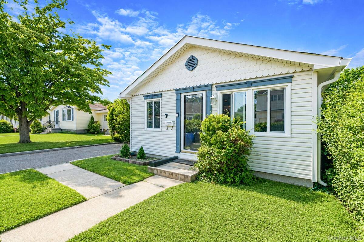 535 Outlook Ave, West Babylon, NY 11704 photo