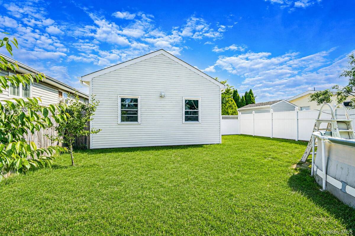 535 Outlook Ave, West Babylon, NY 11704 photo