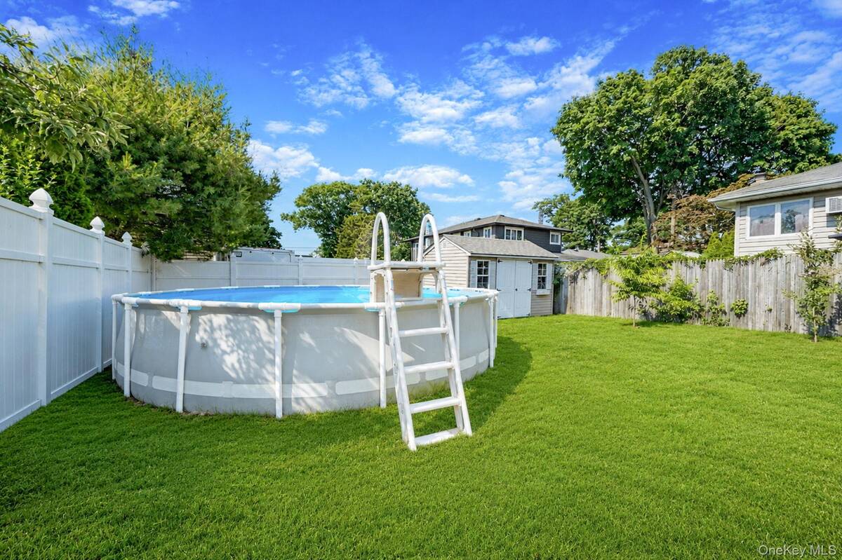 535 Outlook Ave, West Babylon, NY 11704 photo