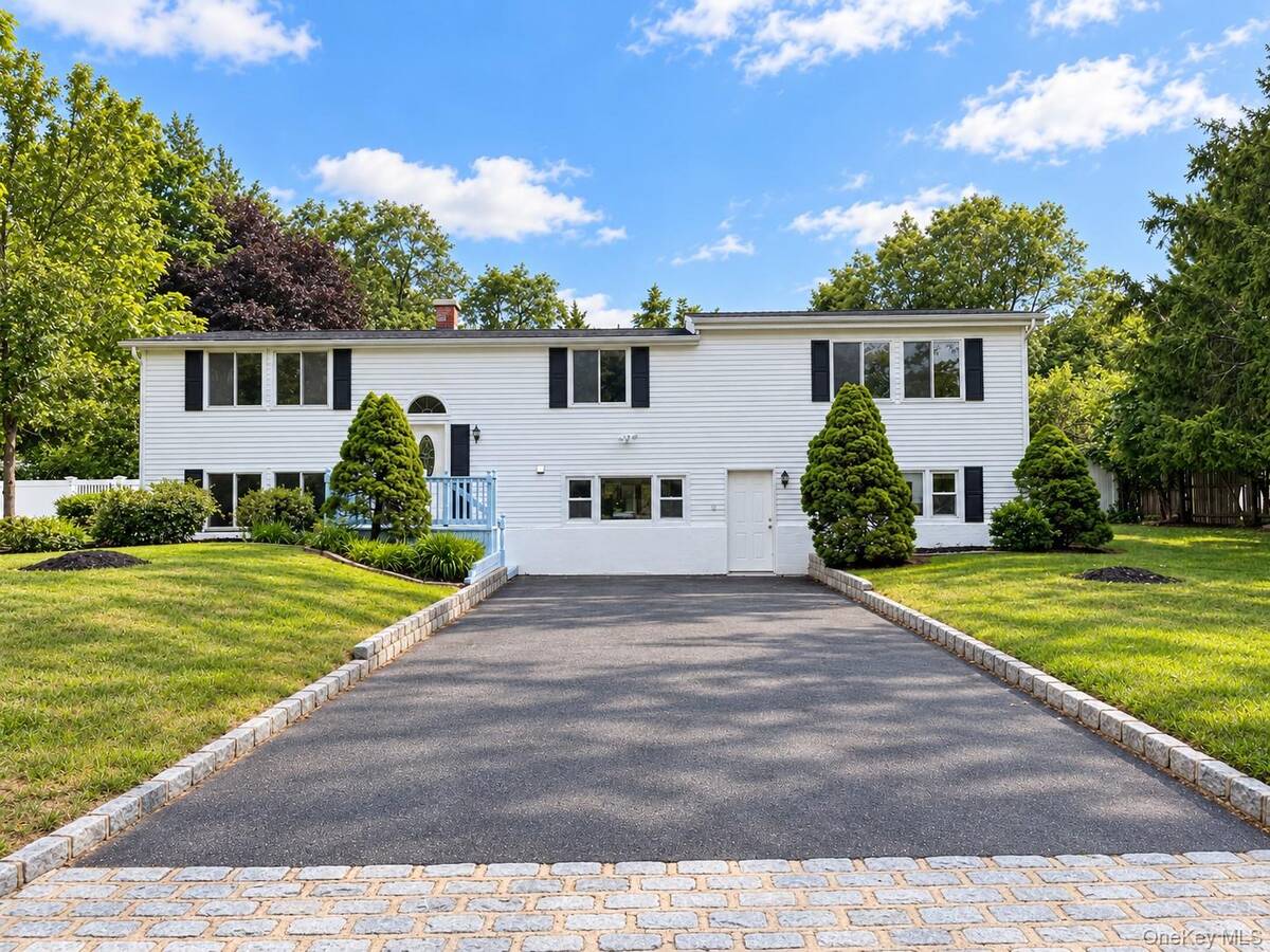 18 University Heights Dr, Stony Brook, NY 11790