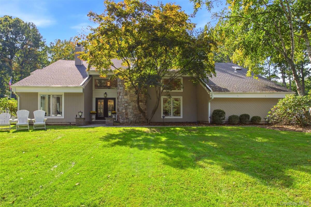 2 White Cap Ct, Lloyd Harbor, NY 11743
