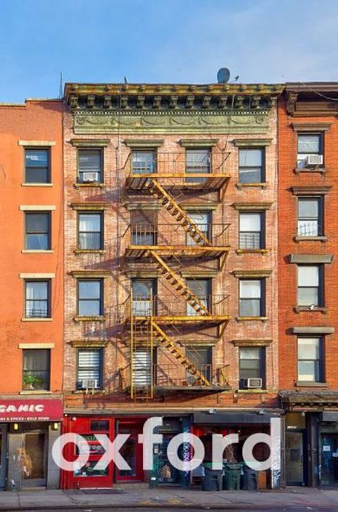  in New York NY 122 1st Avenue.jpg