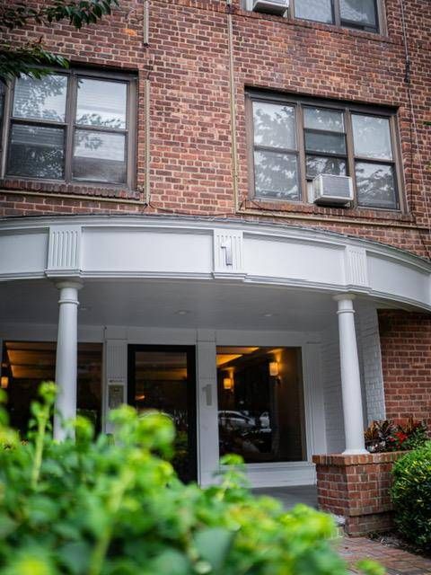 Stock Cooperative in Great Neck NY 1 Townhouse Place #2G.jpg