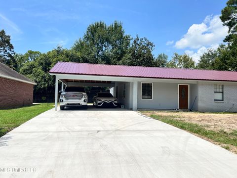 Single Family Residence in Ocean Springs MS 2613 N 11th Street.jpg