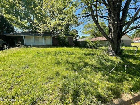 Single Family Residence in Horn Lake MS 6455 Knight Cove.jpg