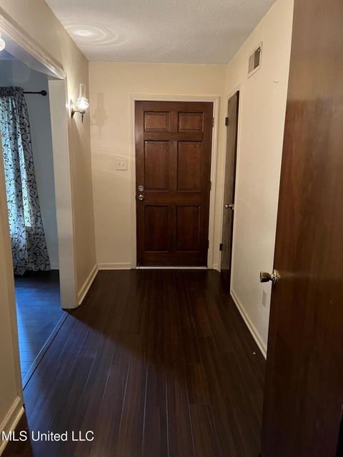 Single Family Residence in Horn Lake MS 5774 Redbud Cove.jpg