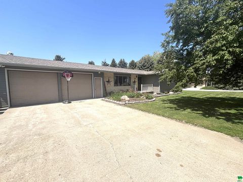 Single Family Residence in Dakota City NE 1707 E Ave.jpg