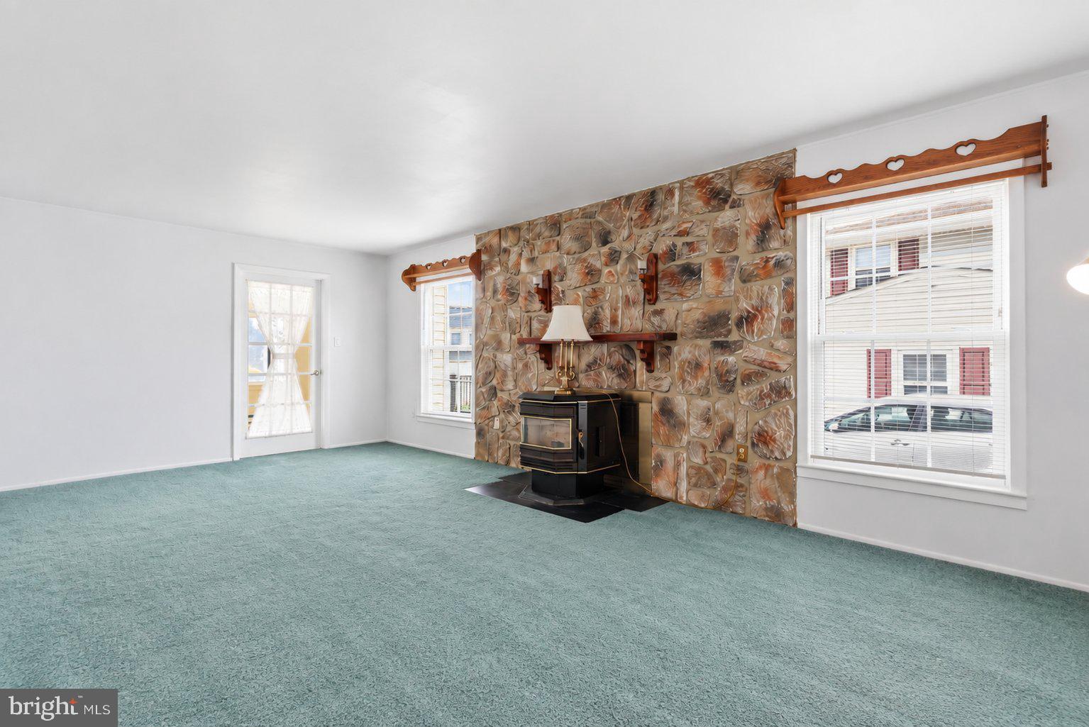 16 Tweed Rd, Levittown, PA 19056 photo
