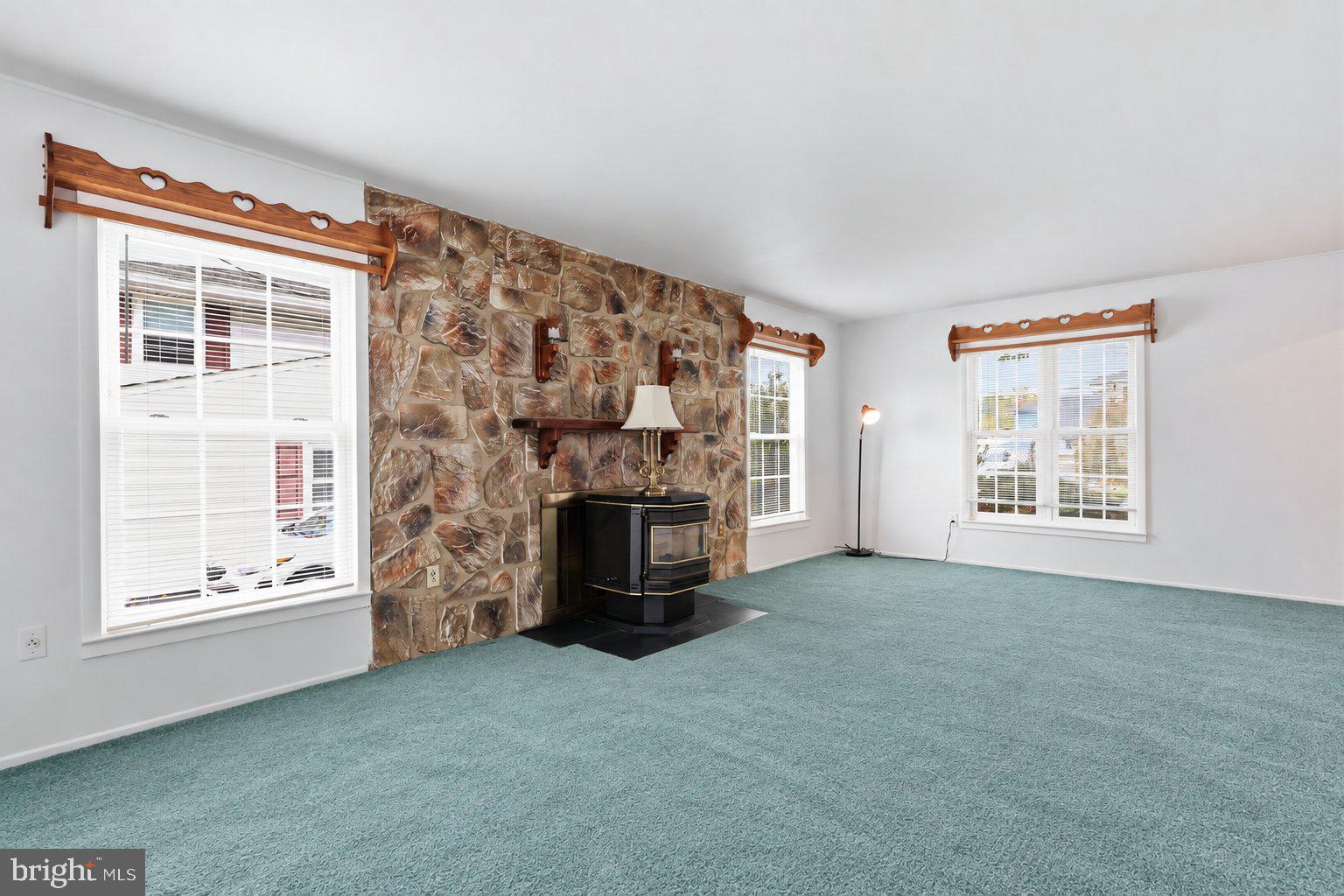 16 Tweed Rd, Levittown, PA 19056 photo