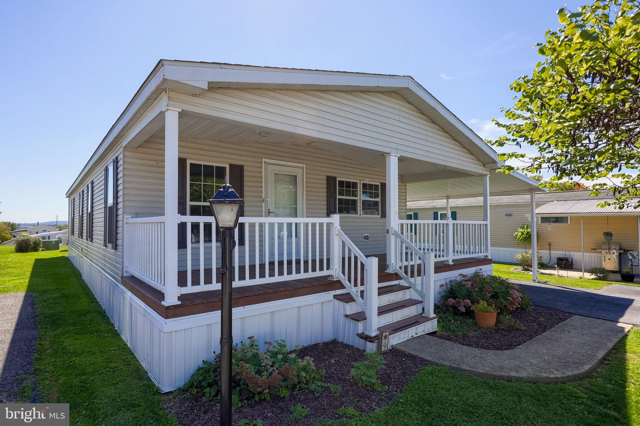 9 Ridgewood Mnr, Manheim, PA 17545 photo