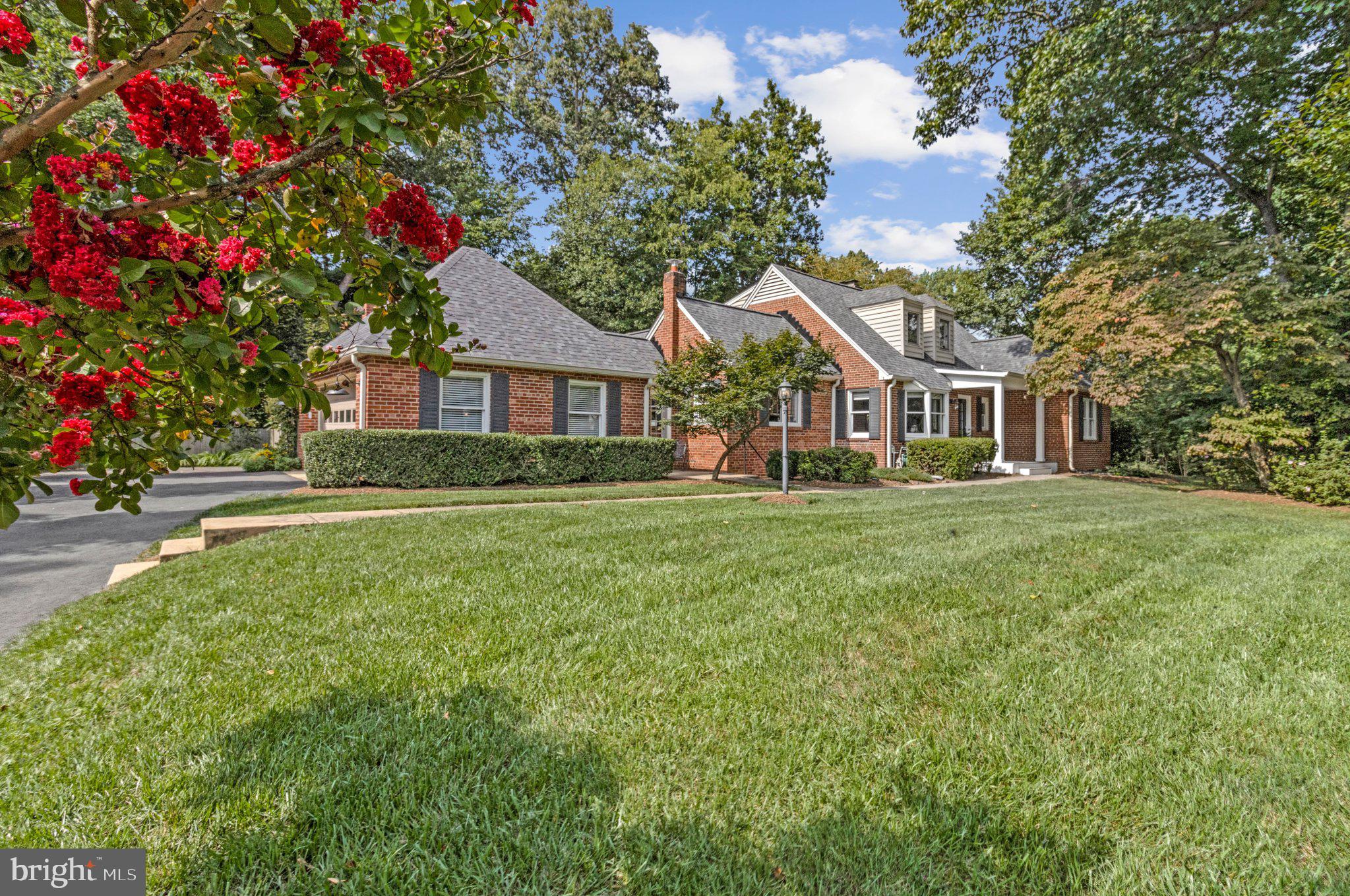 8869 Glenridge Ct, Vienna, VA 22182
