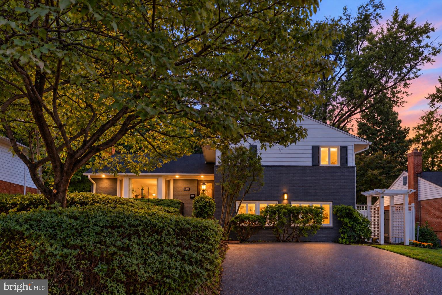 5910 Greentree Rd, Bethesda, MD 20817