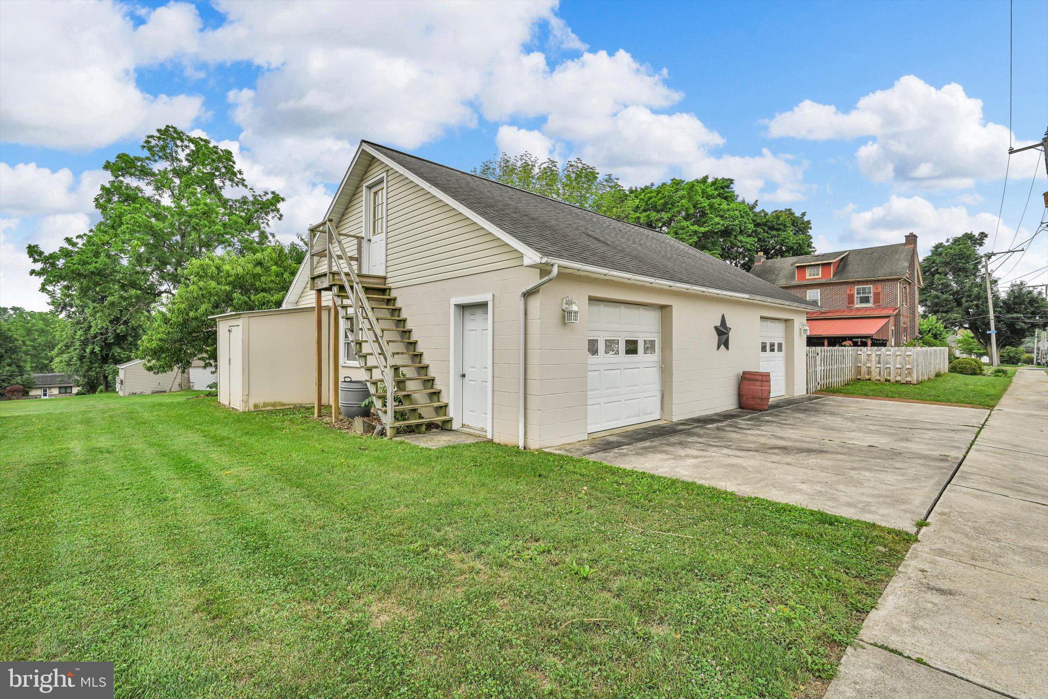 325 Reber St, Shoemakersville, PA 19555 photo